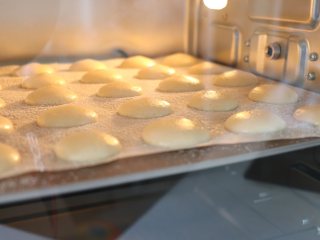 台式马卡龙(牛粒)，制作简单新手也可以做好,大约提前10分钟，160度预热烤箱，然后160度烘烤10分钟左右。烤箱温差小，基本就是烘烤温度，而且上色均匀。