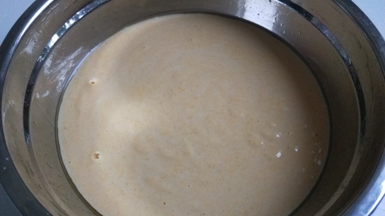 新文美食  玉米发糕,倒入盆中搅拌成糊状。