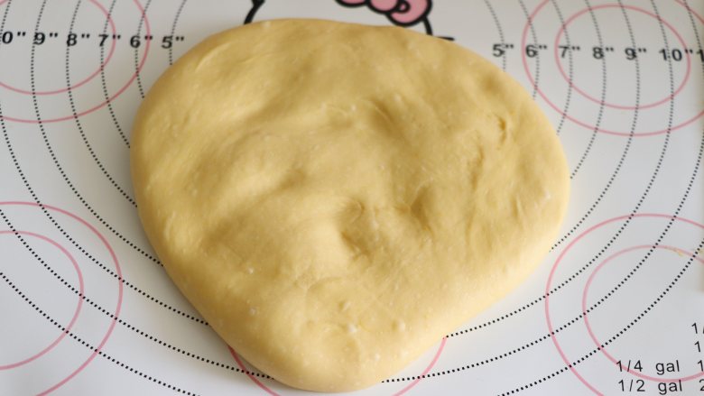 【新手面包】南瓜花环面包，无需整形也可以做漂亮的面包,取出面团，来进行排气， 要温柔的轻轻的拍面团就可以了，不可以过度的揉面。