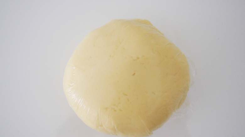 婚礼糖霜饼干,将面团切拌均匀后，用保鲜膜包上，放入冰箱冷藏30分钟松弛。
