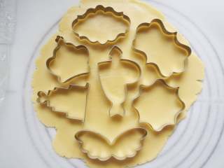 婚礼糖霜饼干,用模具切出形状。