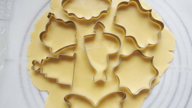 婚礼糖霜饼干,用模具切出形状。