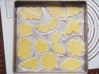 婚礼糖霜饼干,现在天气比较热，面团软的话拿起的时候容易变形，所以我后来切形状的时候在底下铺一层油纸，然后用油纸进行转移。
