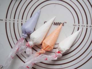 婚礼糖霜饼干,将糖霜调出自己喜欢的颜色，我调了淡紫色和肉粉色。