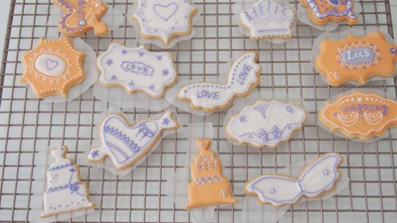 婚礼糖霜饼干,用厚一点的糖霜画线条就好啦，可以根据自己的需要画出各种想要的图案。