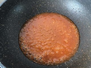 茄汁豆腐,把提前调好的茄汁酱汁放进去烧煮开