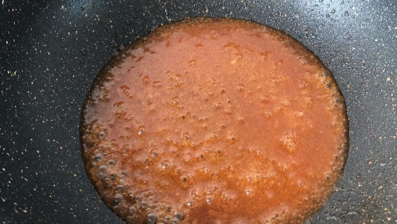 茄汁豆腐,把提前调好的茄汁酱汁放进去烧煮开