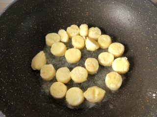 茄汁豆腐,锅放油烧热放进锅里煎至微黄装盘备用
