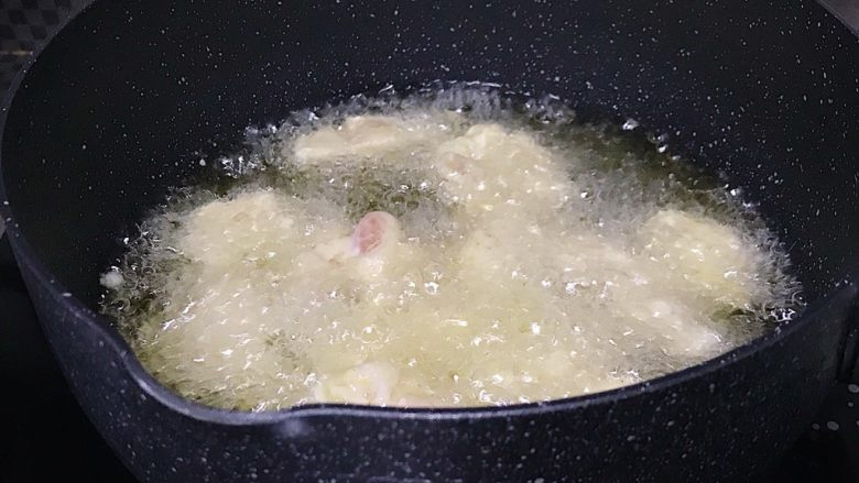 追剧必备：韩式炸鸡块,食材处理三：

油锅烧热倒入一升色拉油烧至七成热下入腌好的鸡块