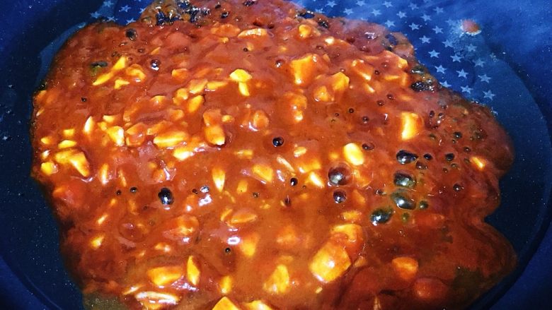 追剧必备：韩式炸鸡块,
平底锅放油烧热后倒入调好的酱汁