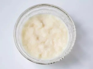 气球布丁,吉利丁粉用50g牛奶（常温，或者冷藏的牛奶更佳，以免影响凝固效果），泡软备用。