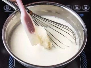 气球布丁,剩下的牛奶、奶油、细砂糖倒入锅中搅拌混合，开小火加热，不要煮开。到入吉利丁粉融化后关火。