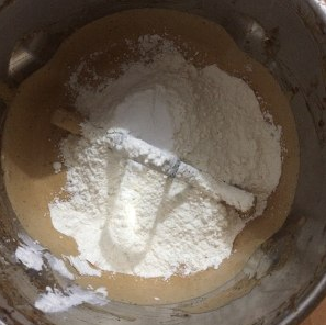 红枣红糖蛋糕,4. 加入低筋面粉和泡打粉，30秒，1档搅拌均匀
