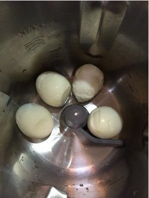 卤蛋—GOURMETmaxx西式厨师机版,1. 只剩4个鸡蛋了，但估计铺满杯底可以放七八个鸡蛋。
剥这么丑也不是我本意。。。可以稍微划几道更入味。
可以不用安搅拌勾，反正不用搅拌