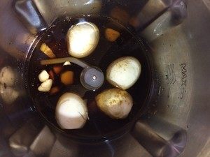 卤蛋—GOURMETmaxx西式厨师机版,2. 把所有材料都倒进来，刚好沒过鸡蛋就行，没有就再加点水。
盖上杯盖和量杯盖，设置时间18分钟，温度100度，启动就好了。