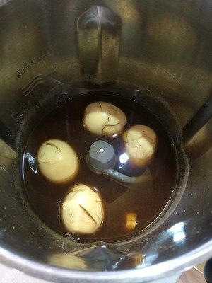卤蛋—GOURMETmaxx西式厨师机版,3. 煮完之后不用拿出来，就让他这样泡会呗。泡三四个小时。
也可以倒到容器里放冰箱冷藏泡一夜。。