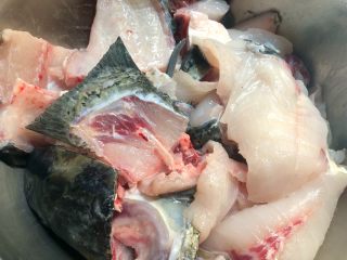 青花椒鱼,戴上一次性手套，把鱼抓匀，腌制10分钟