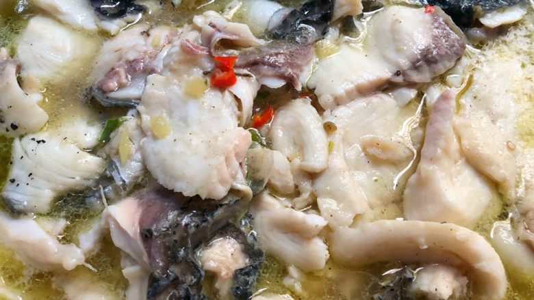 青花椒鱼,把煮好的鱼片连汤一起倒入装鱼头的大碗里