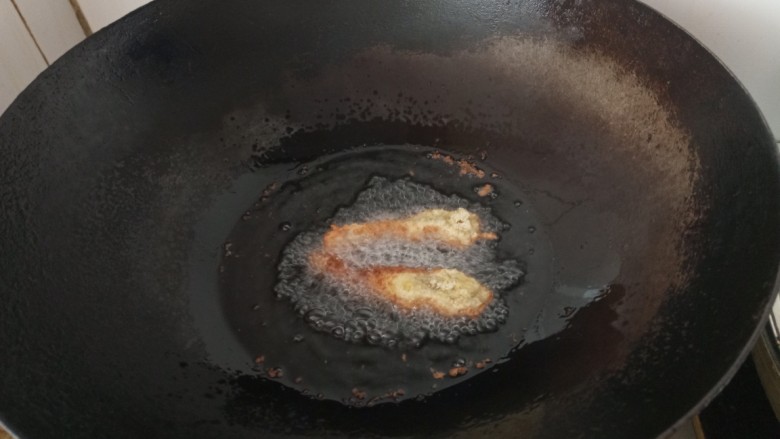 鸟巢虾,油锅中小火炸到表面金黄酥脆