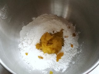 全麦南瓜蔓越莓辫子面包,所有面团材料除黄油外放入搅拌桶中，加入南瓜泥开始揉面。