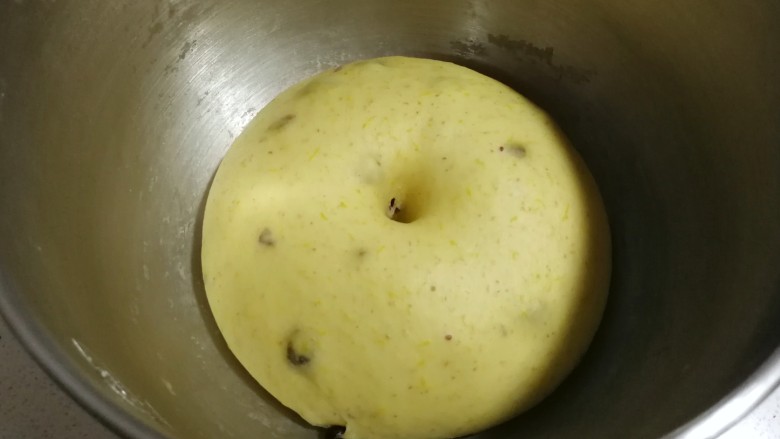 全麦南瓜蔓越莓辫子面包,面团发酵至两倍大以上，手指戳洞不回缩不塌陷即发面完成。