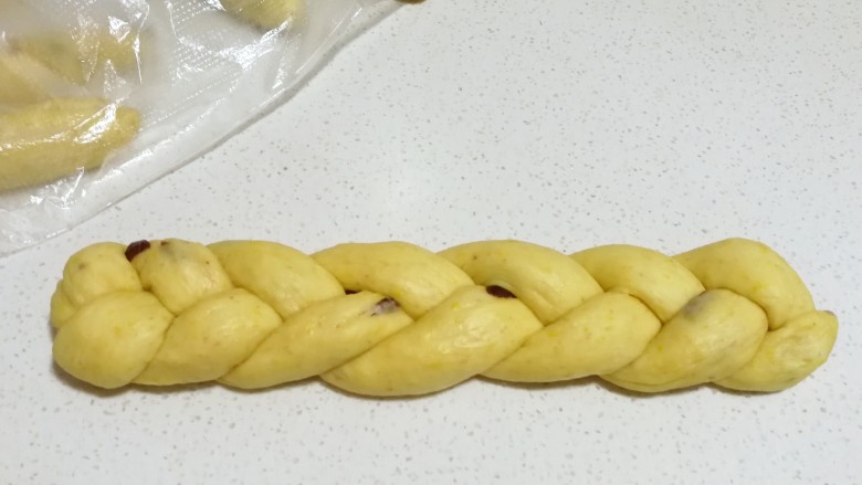 全麦南瓜蔓越莓辫子面包,如图编好后收尾处捏紧压在底部。