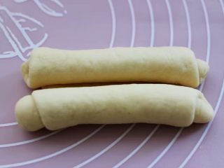 日式牛奶面包卷（直接法）,把擀好的面皮，上下两端同时向中间卷起
