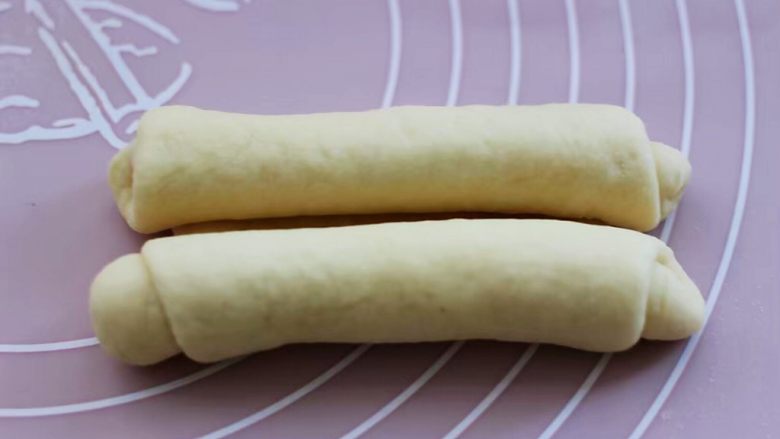 日式牛奶面包卷（直接法）,把擀好的面皮，上下两端同时向中间卷起