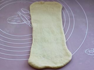 日式牛奶面包卷（直接法）,再用擀面杖擀成擀成长条状