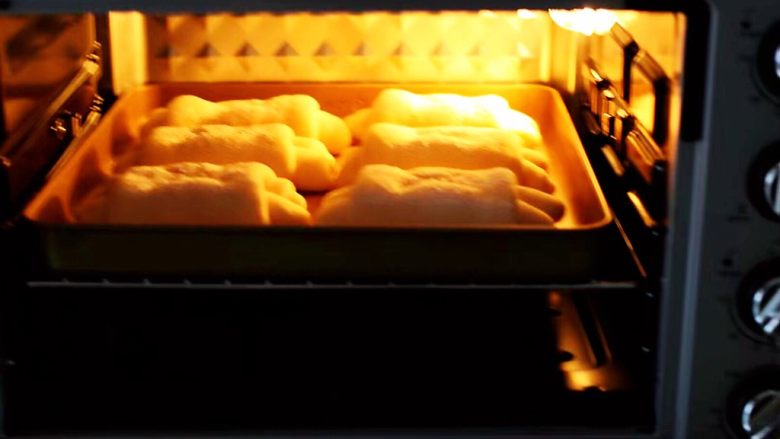 日式牛奶面包卷（直接法）,放入烤箱中下层，上下火170度烤18分钟 上色后可以加盖锡纸，以免上色过深
