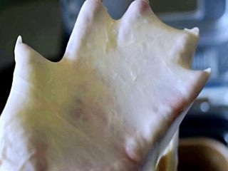 日式牛奶面包卷（直接法）,揉至完全扩展状态，可以扯出薄膜，破洞边缘光滑就可以了