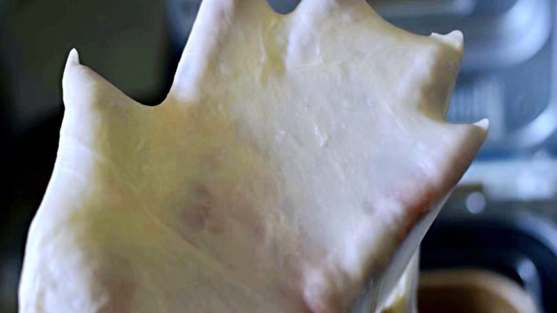 日式牛奶面包卷（直接法）,揉至完全扩展状态，可以扯出薄膜，破洞边缘光滑就可以了