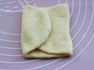 日式牛奶面包卷（直接法）,再把擀好的面皮，左右两边像中间对折一下