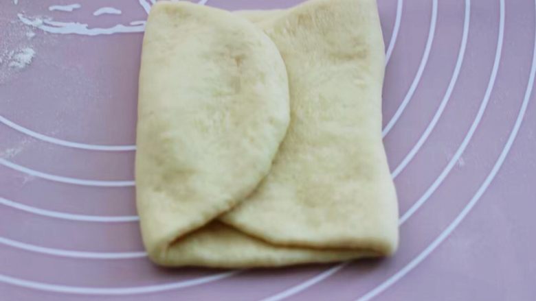 日式牛奶面包卷（直接法）,再把擀好的面皮，左右两边像中间对折一下