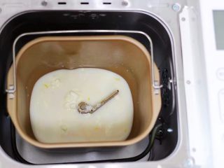 日式牛奶面包卷（直接法）,把奶粉、砂糖、全蛋液和牛奶倒入面包桶里