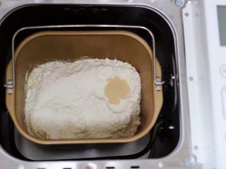 日式牛奶面包卷（直接法）,再加入高筋面粉后，盐和酵母不要放到一个地方，然后用面粉盖上