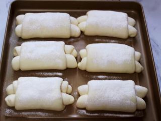日式牛奶面包卷（直接法）,二发好的面包，上面晒上适量高筋面粉