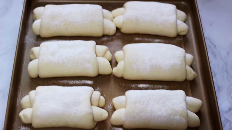 日式牛奶面包卷（直接法）,二发好的面包，上面晒上适量高筋面粉