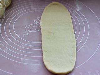 日式牛奶面包卷（直接法）,取一个醒发好的面团，用擀面杖擀成长舌状