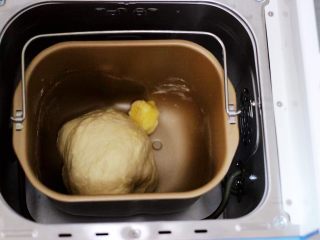 日式牛奶面包卷（直接法）,加入黄油，继续一个揉面过程