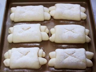 日式牛奶面包卷（直接法）,烤箱提前用170度预热10分钟，再用锋利的刀片在面包上割出自己喜欢的花纹