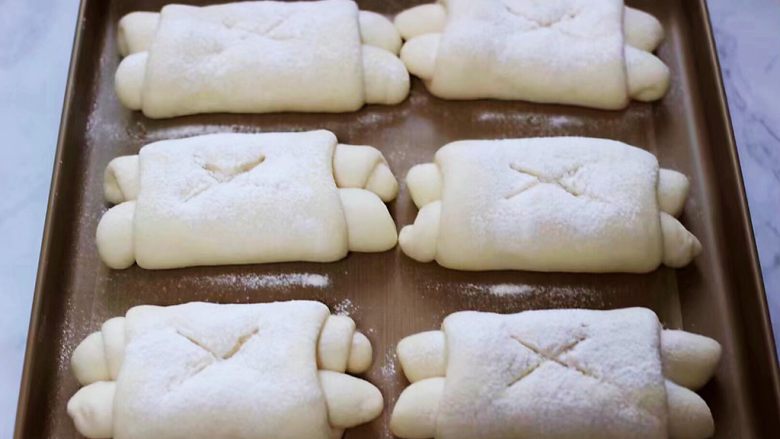 日式牛奶面包卷（直接法）,烤箱提前用170度预热10分钟，再用锋利的刀片在面包上割出自己喜欢的花纹