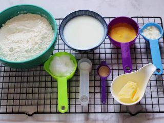 日式牛奶面包卷（直接法）,首先备齐所有的食材