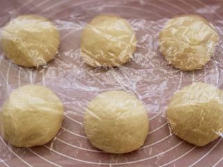 日式牛奶面包卷（直接法）,用手揉圆，盖上保鲜膜，醒发20分钟后