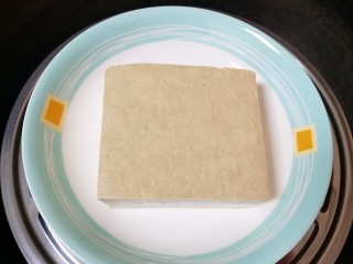 素菜包,老豆腐上锅蒸10分钟，一是去除豆腥味，二是蒸过的豆腐吃起来更劲道。