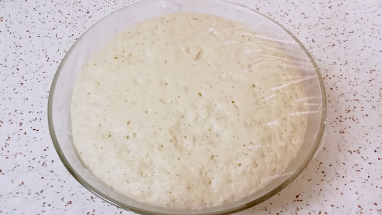 素菜包, 这是发了1个半小时的面团，已经发满盆了(夏天面团发酵的比较快)。