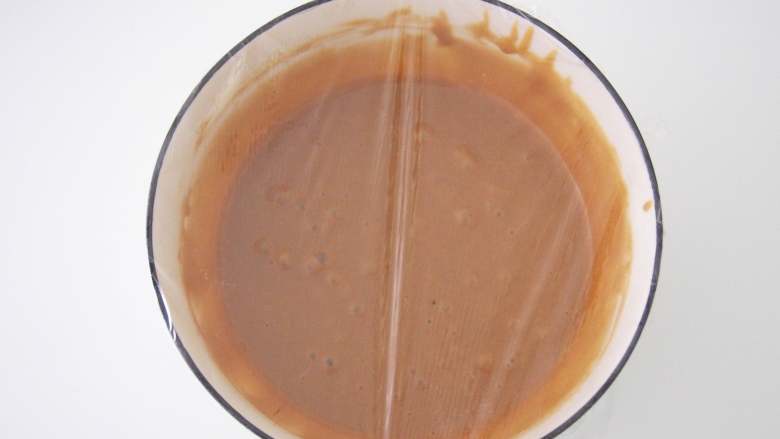 心形咖啡玛德琳,盖上保鲜膜，放入冰箱冷藏1小时。