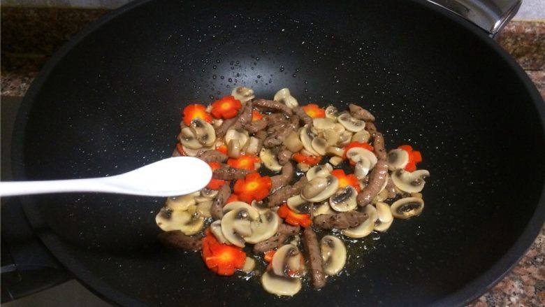 黑椒牛排炒蘑菇,放入盐翻炒10秒。