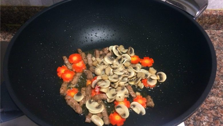 黑椒牛排炒蘑菇,放入蘑菇翻炒20秒。