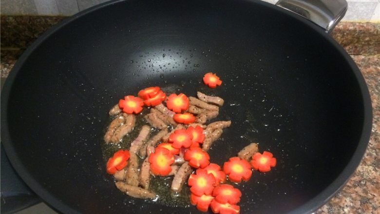 黑椒牛排炒蘑菇,放入胡萝卜翻炒10秒。